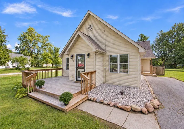 Photo 2 of Single family home for sale at 825 Carnation St Se, De Motte, IN 46310 | MLS# 845840 | Listing updated on 2026-09-29