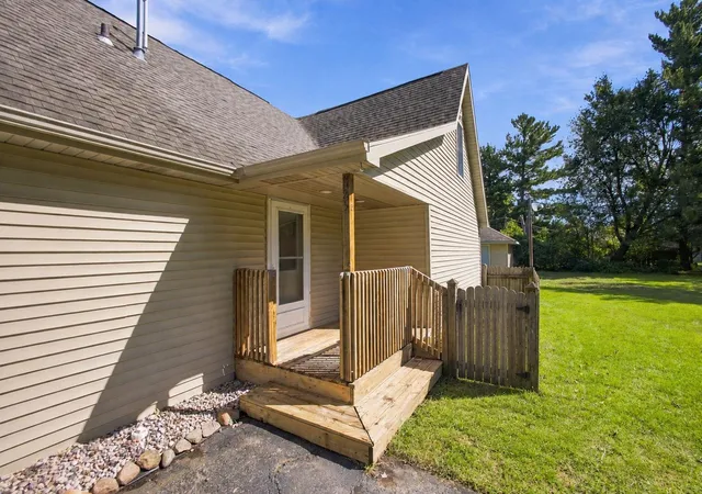 Photo 3 of Single family home for sale at 825 Carnation St Se, De Motte, IN 46310 | MLS# 845840 | Listing updated on 2026-09-29