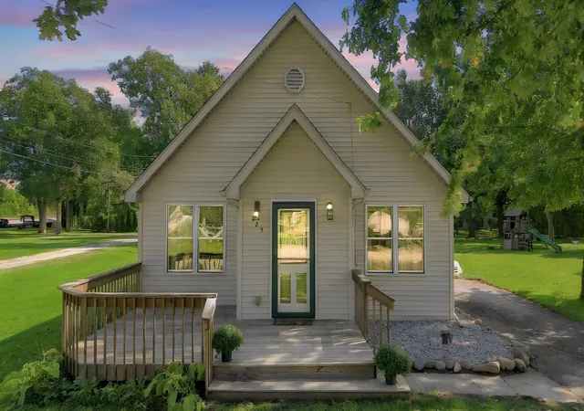 Photo 3 of Single family home for sale at 825 Carnation St SE, De Motte, IN 46310 | MLS# 845840 | Listing updated on 2026-09-29