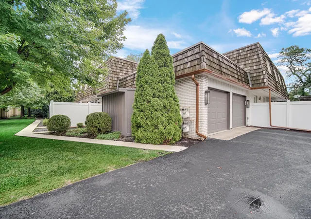 Photo 3 of Condo for sale at 1326 Camellia Dr, Munster, IN 46321 | MLS# 845854 | Listing updated on 2026-09-30