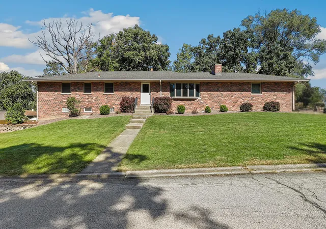 Photo 1 of Single family home for sale at 402 Iroquois St, Schererville, IN 46375 | MLS# 846147 | Listing updated on 2026-10-01