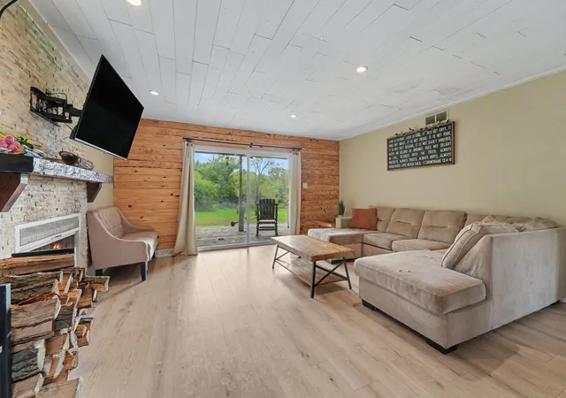 Photo 3 of Single family home for sale at 11276 Gerry Ct, Crown Point, IN 46307 | MLS# 846102 | Listing updated on 2026-09-30