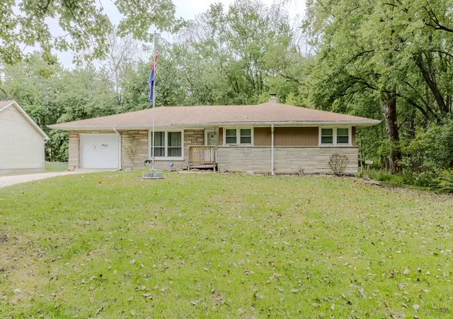 Photo 2 of Single family home for sale at 810 S Cline Ave, Griffith, IN 46319 | MLS# 845910 | Listing updated on 2026-09-25