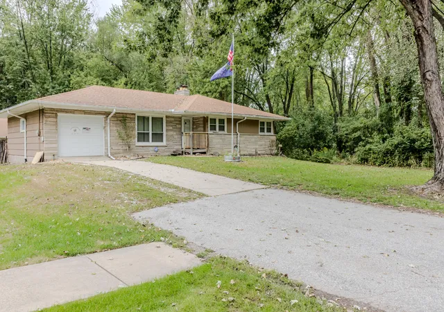 Photo 3 of Single family home for sale at 810 S Cline Ave, Griffith, IN 46319 | MLS# 845910 | Listing updated on 2026-09-25