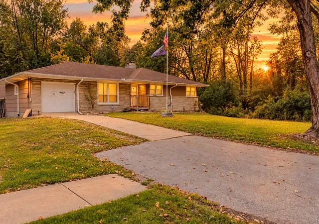 Photo 3 of Single family home for sale at 810 S Cline Ave, Griffith, IN 46319 | MLS# 845910 | Listing updated on 2026-09-25