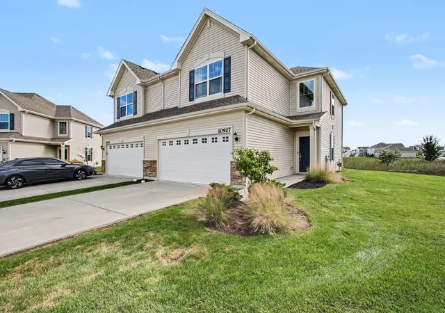 Townhouse for sale at 10927 Illinois Dr, Crown Point, IN 46307 | MLS# 845874