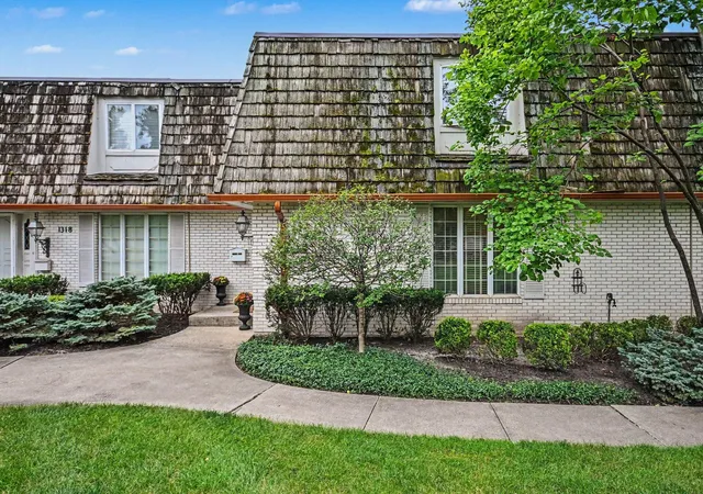 Photo 2 of Condo for sale at 1316 Camellia Dr, Munster, IN 46321 | MLS# 845905 | Listing updated on 2026-09-25