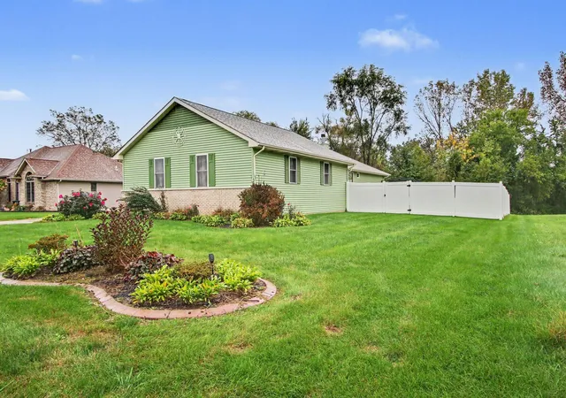 Photo 3 of Sale Pending at 726 Cinnamon Teal Ct, Hobart, IN 46342 | MLS# 846132 | Listing updated on 2026-10-03