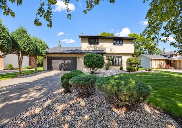 Photo 2 of Single family home for sale at 1005 Fran Lin Pkwy, Munster, IN 46321 | MLS# 846298 | Listing updated on 2026-10-06