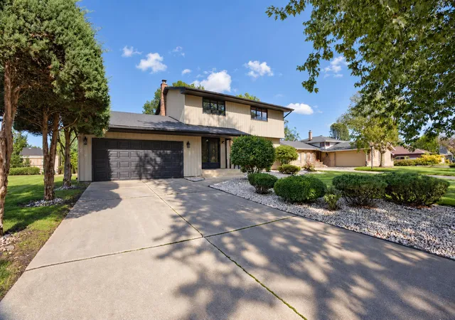 Photo 3 of Single family home for sale at 1005 Fran Lin Pkwy, Munster, IN 46321 | MLS# 846298 | Listing updated on 2026-10-06