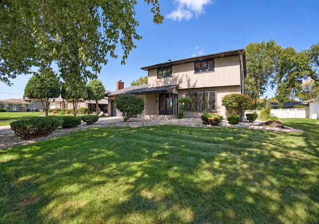 Photo 3 of Single family home for sale at 1005 Fran Lin Pkwy, Munster, IN 46321 | MLS# 846298 | Listing updated on 2026-10-06