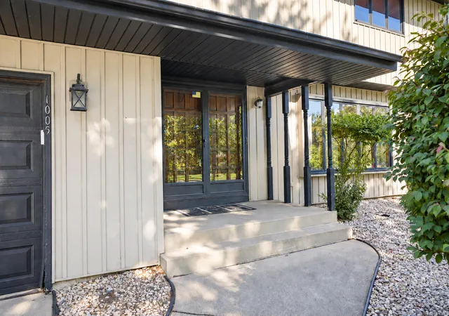 Photo 4 of Single family home for sale at 1005 Fran Lin Pkwy, Munster, IN 46321 | MLS# 846298 | Listing updated on 2026-10-06