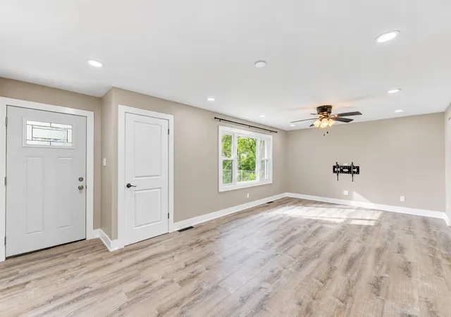 Photo 3 of Single family home for sale at 922 Hayes St, Crown Point, IN 46307 | MLS# 845955 | Listing updated on 2026-09-26