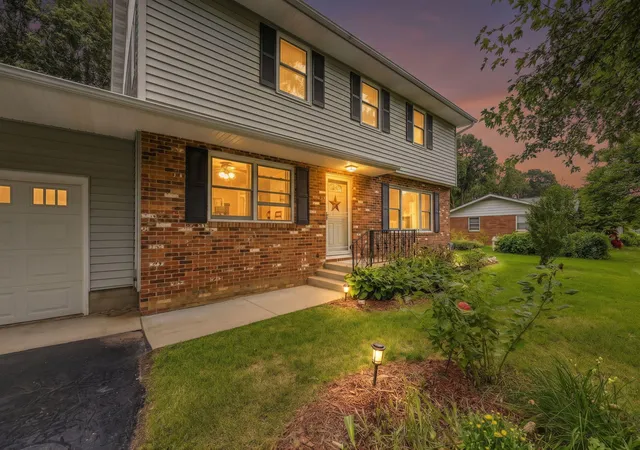 Photo 2 of Single family home for sale at 1247 Dogwood Dr, Chesterton, IN 46304 | MLS# 845984 | Listing updated on 2026-09-28