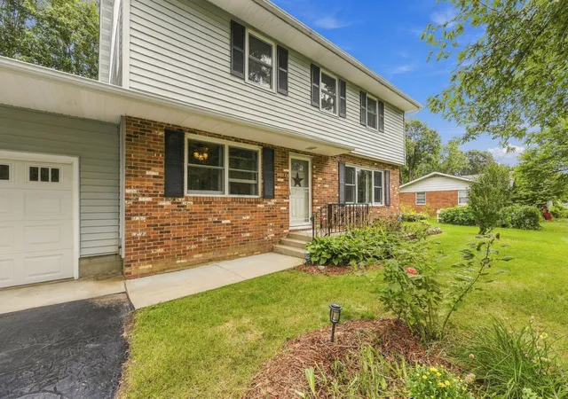 Photo 3 of Single family home for sale at 1247 Dogwood Dr, Chesterton, IN 46304 | MLS# 845984 | Listing updated on 2026-09-28