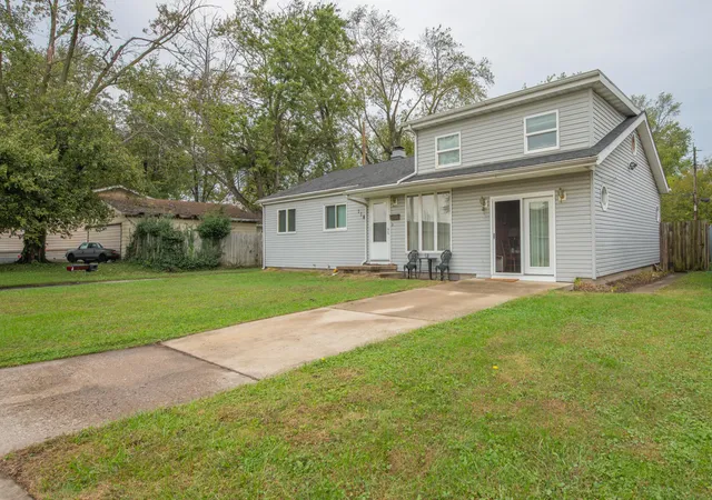 Photo 3 of Sale Pending at 114 E Manor Dr, Griffith, IN 46319 | MLS# 846223 | Listing updated on 2026-10-06