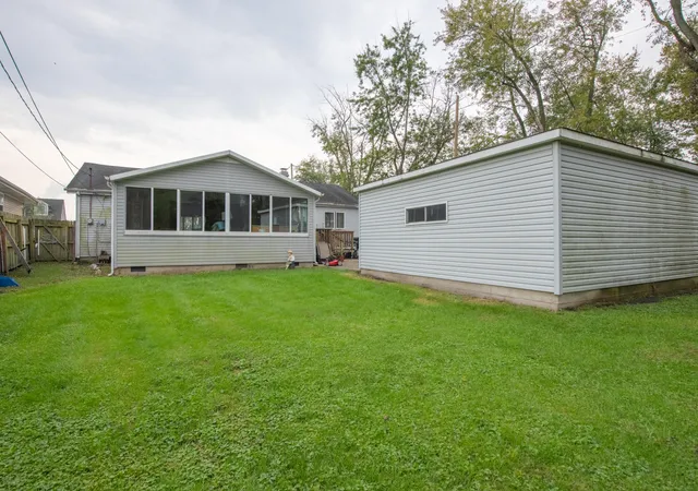 Photo 4 of Sale Pending at 114 E Manor Dr, Griffith, IN 46319 | MLS# 846223 | Listing updated on 2026-10-06