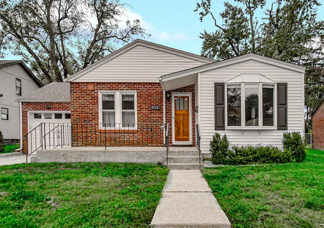 Photo 2 of Sale Pending at 816 E Jefferson St, Valparaiso, IN 46383 | MLS# 846000 | Listing updated on 2026-10-01