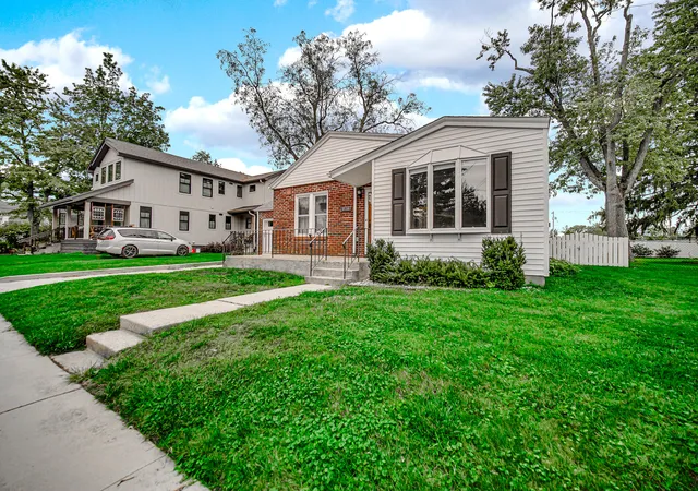 Photo 3 of Sale Pending at 816 E Jefferson St, Valparaiso, IN 46383 | MLS# 846000 | Listing updated on 2026-10-01