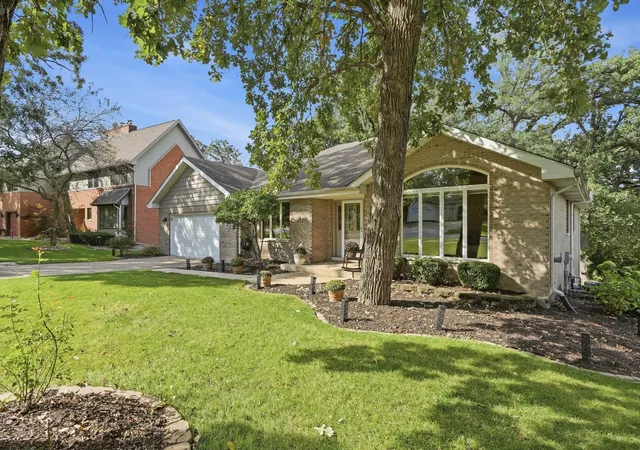 Photo 2 of Single family home for sale at 5350 Mount Dr, Schererville, IN 46375 | MLS# 846030 | Listing updated on 2026-10-02