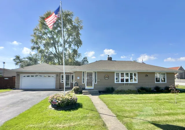 Single family home for sale at 918 N Harvey St, Griffith, IN 46319 | MLS# 846041