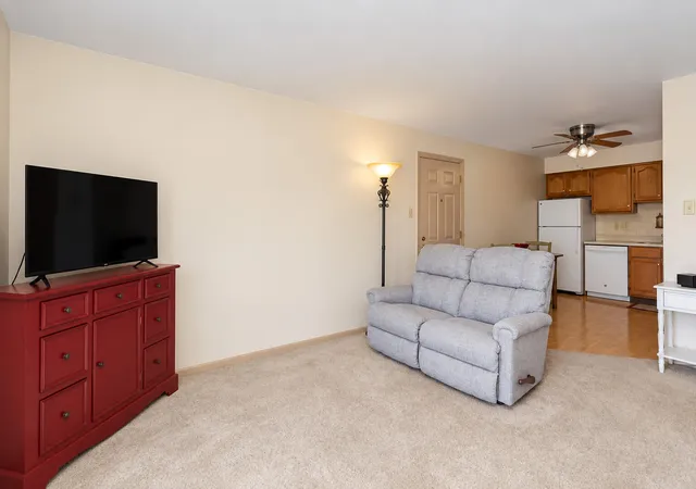 Photo 4 of Condo for sale at 1086 Millpond Rd #H, Valparaiso, IN 46385 | MLS# 846051 | Listing updated on 2026-09-29