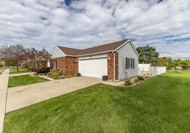 Single family home for sale at 302 Amber Ln, Lowell, IN 46356 | MLS# 846333