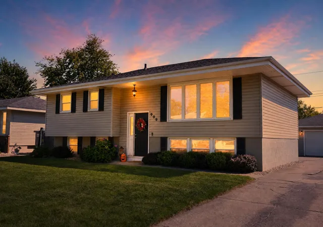 Photo 2 of Sale Pending at 909 Tyler Ave, Dyer, IN 46311 | MLS# 846062 | Listing updated on 2026-10-01