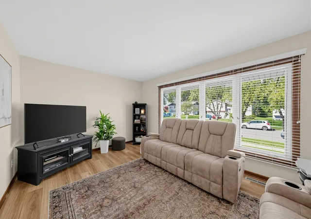 Photo 3 of Sale Pending at 909 Tyler Ave, Dyer, IN 46311 | MLS# 846062 | Listing updated on 2026-10-01