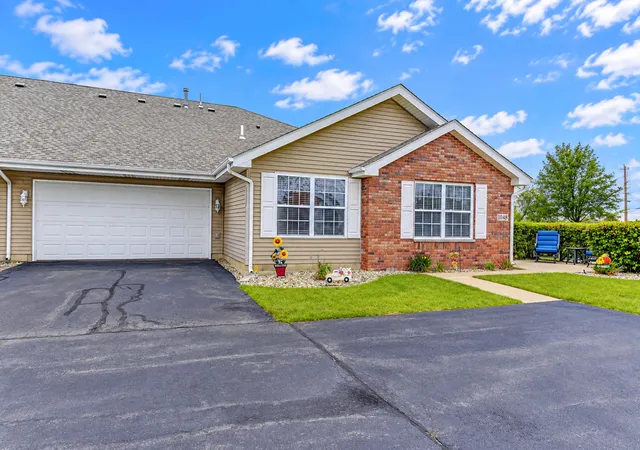 Photo 2 of Townhouse for sale at 1048 N Woodlawn Ave, Griffith, IN 46319 | MLS# 846073 | Listing updated on 2026-10-03