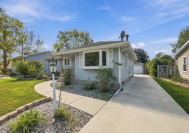 Photo 2 of Single family home for sale at 9502 Fran Lin Pkwy, Munster, IN 46321 | MLS# 846412 | Listing updated on 2026-10-07