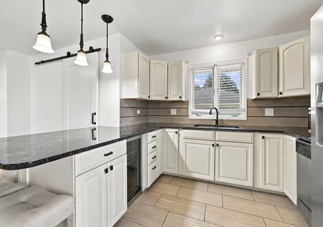 Photo 3 of Single family home for sale at 9502 Fran Lin Pkwy, Munster, IN 46321 | MLS# 846412 | Listing updated on 2026-10-07