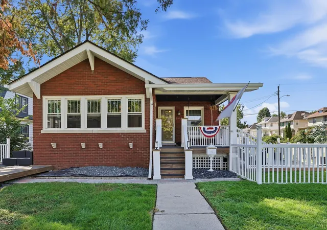 Photo 1 of Single family home for sale at 503 E Joliet St, Crown Point, IN 46307 | MLS# 846139 | Listing updated on 2026-10-06