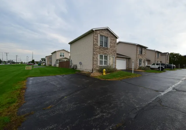 Photo 2 of Townhouse for sale at 548 Briarwood Dr, Dyer, IN 46311 | MLS# 846154 | Listing updated on 2026-10-07