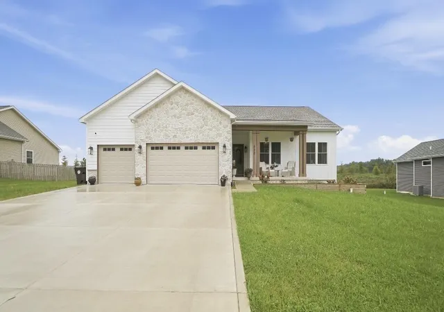 Photo 1 of Single family home for sale at 530 Scenic View Ave, Valparaiso, IN 46385 | MLS# 846173 | Listing updated on 2026-10-07