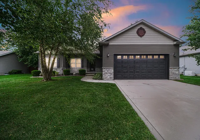 Photo 2 of Single family home for sale at 211 Trailcreek Dr, Chesterton, IN 46304 | MLS# 846131 | Listing updated on 2026-10-01