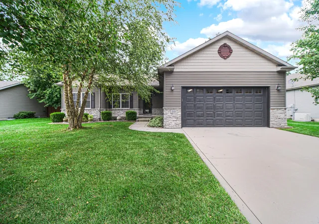 Photo 3 of Single family home for sale at 211 Trailcreek Dr, Chesterton, IN 46304 | MLS# 846131 | Listing updated on 2026-10-01