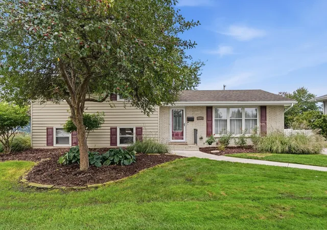 Photo 1 of Single family home for sale at 8504 Forest Ave, Munster, IN 46321 | MLS# 846317 | Listing updated on 2026-10-04