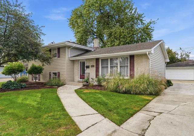 Photo 2 of Single family home for sale at 8504 Forest Ave, Munster, IN 46321 | MLS# 846317 | Listing updated on 2026-10-04