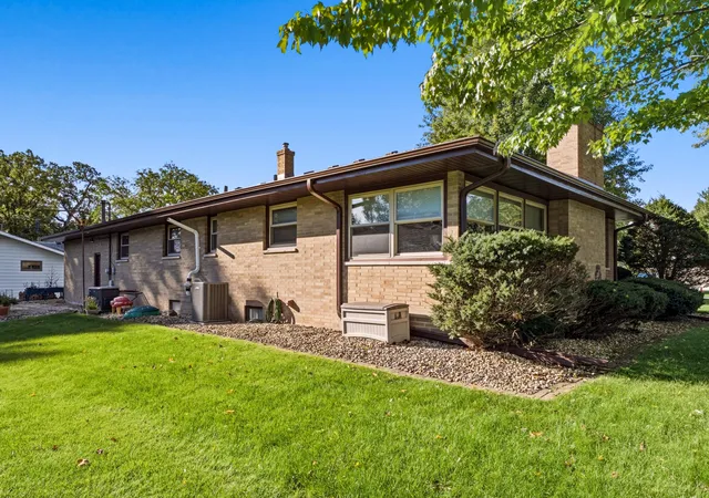 Photo 3 of Single family home for sale at 9181 W Springhill Dr, Saint John, IN 46373 | MLS# 846371 | Listing updated on 2026-10-07