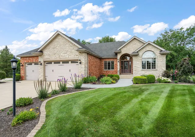 Photo 1 of Single family home for sale at 910 Hawk Cir, Crown Point, IN 46307 | MLS# 846184 | Listing updated on 2026-10-02