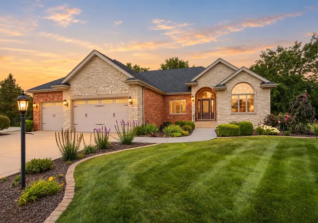 Photo 2 of Single family home for sale at 910 Hawk Cir, Crown Point, IN 46307 | MLS# 846184 | Listing updated on 2026-10-02