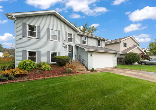 Photo 1 of Single family home for sale at 1250 Woodhollow Ct, Schererville, IN 46375 | MLS# 846270 | Listing updated on 2026-10-05