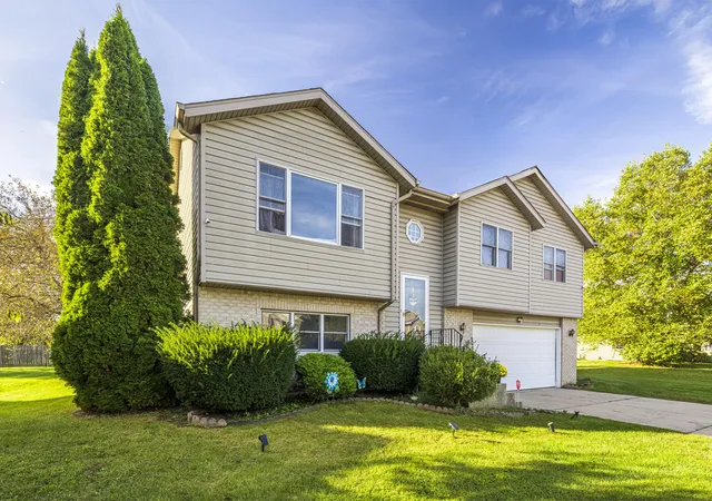 Photo 2 of Single family home for sale at 129 Pheasant Run Dr, Hobart, IN 46342 | MLS# 846709 | Listing updated on 2026-10-14