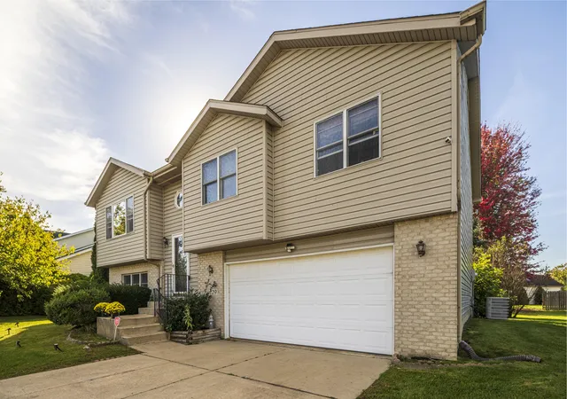 Photo 3 of Single family home for sale at 129 Pheasant Run Dr, Hobart, IN 46342 | MLS# 846709 | Listing updated on 2026-10-14