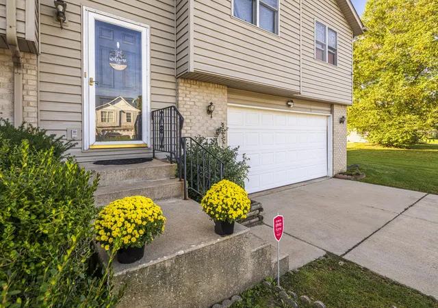 Photo 3 of Single family home for sale at 129 Pheasant Run Dr, Hobart, IN 46342 | MLS# 846709 | Listing updated on 2026-10-14