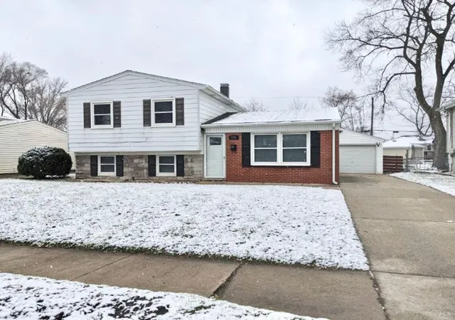 Photo 1 of Single family home for sale at 934 N Oakwood Ave, Griffith, IN 46319 | MLS# 846246 | Listing updated on 2026-10-02