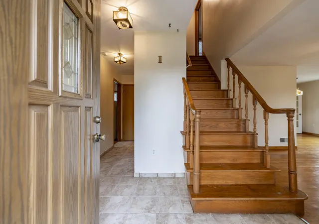 Photo 4 of Single family home for sale at 8336 Schreiber Dr, Munster, IN 46321 | MLS# 846291 | Listing updated on 2026-10-08