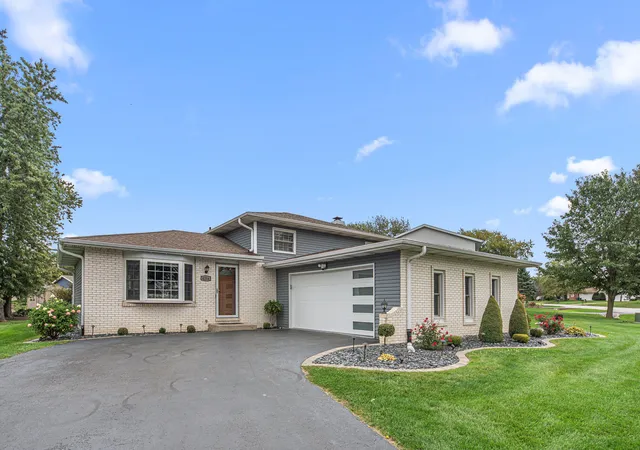 Photo 1 of Single family home for sale at 4204 Glen Oaks Dr, Crown Point, IN 46307 | MLS# 846950 | Listing updated on 2026-10-19