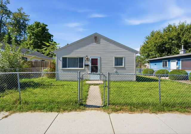Photo 2 of Single family home for sale at 214 Pleasant Ave, Michigan City, IN 46360 | MLS# 846288 | Listing updated on 2026-10-03